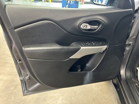 Used 2018 Jeep Cherokee Overland w/ Technology Group image 10