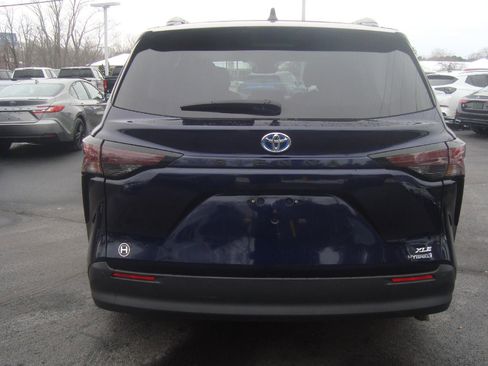 Used 2024 Toyota Sienna XLE image 5