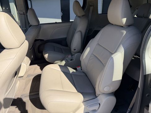 Used 2017 Toyota Sienna XLE Premium image 15