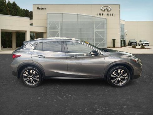 Used 2017 INFINITI QX30 Premium w/ Navigation Package AWD/4WD image 4