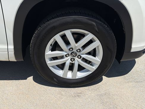 Used 2016 Toyota Highlander Plus FWD image 13