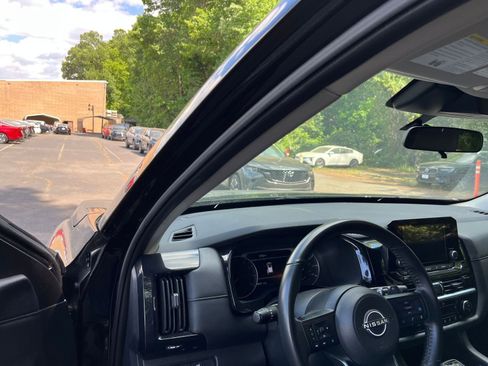 Used 2025 Nissan Pathfinder SV image 36