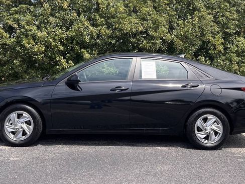 Used 2024 Hyundai Elantra SE FWD image 4