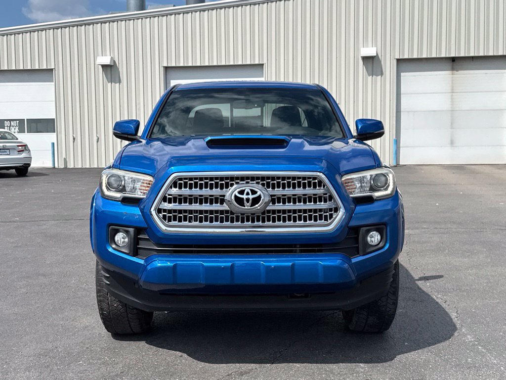 Used 2016 Toyota Tacoma TRD Sport w/ Towing Package AWD/4WD image 2