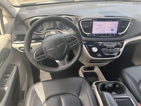 Used 2024 Chrysler Pacifica Touring-L FWD image 21