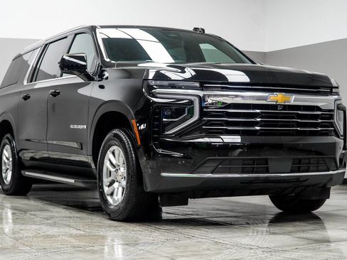 Used 2025 Chevrolet Suburban LT AWD/4WD image 4