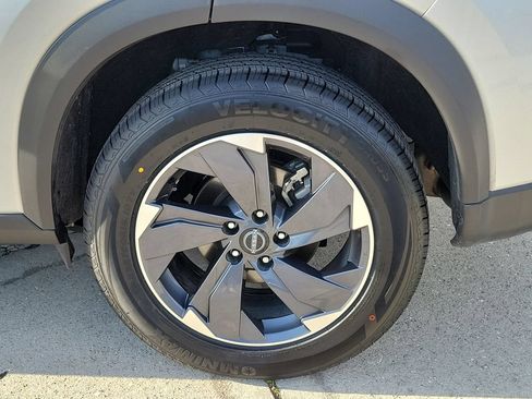 Certified 2025 Nissan Rogue SV FWD image 14
