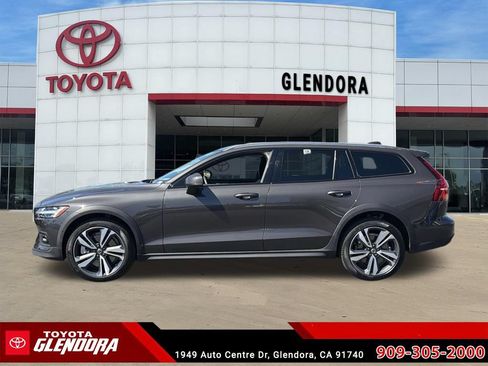 Used 2025 Volvo V60 B5 Cross Country Plus AWD/4WD image 6