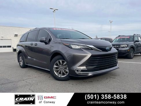 Used 2024 Toyota Sienna XLE image 1