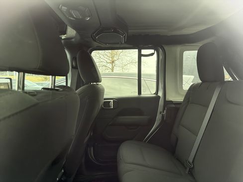 Used 2018 Jeep Wrangler Unlimited Sahara image 19