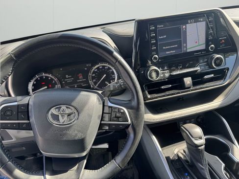 Used 2022 Toyota Highlander XLE AWD/4WD image 10