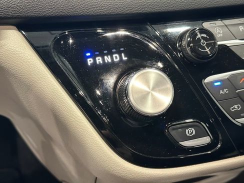 Used 2024 Chrysler Pacifica Touring-L FWD image 22