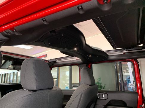 Used 2025 Jeep Wrangler Unlimited Sahara w/ Safety Group AWD/4WD image 10