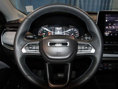 Used 2022 Jeep Compass Latitude FWD image 11