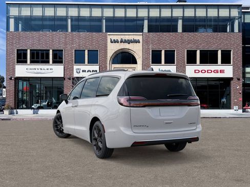 New 2025 Chrysler Pacifica Limited image 3