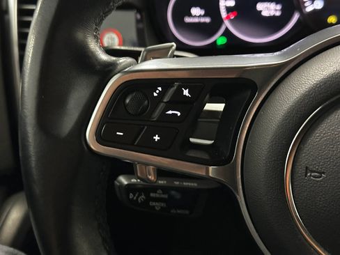 Used 2022 Porsche Cayenne w/ Premium Package AWD/4WD image 32