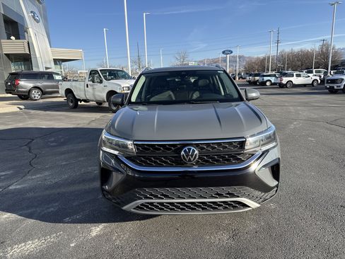 Used 2023 Volkswagen Taos SE w/ Panoramic Sunroof Package image 8
