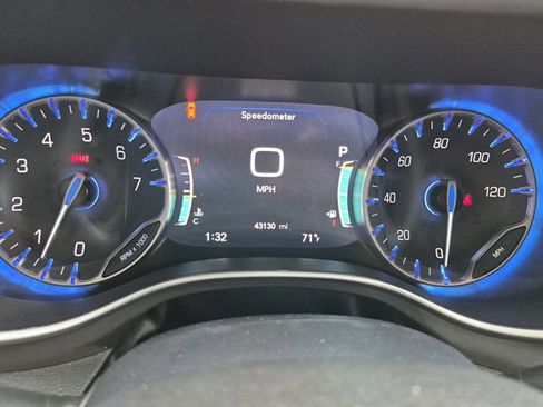 Used 2025 Chrysler Pacifica Select image 6