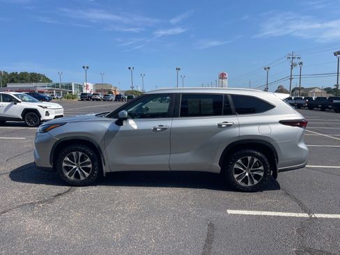 Used 2024 Toyota Highlander XLE AWD/4WD image 13