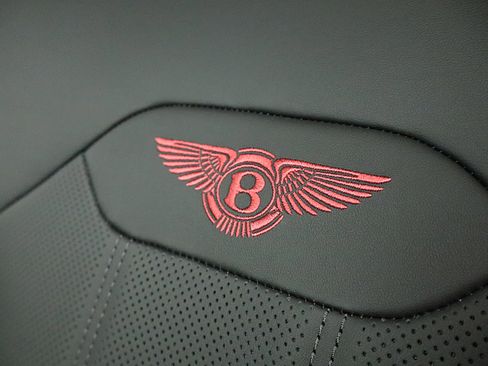New 2025 Bentley Bentayga image 33