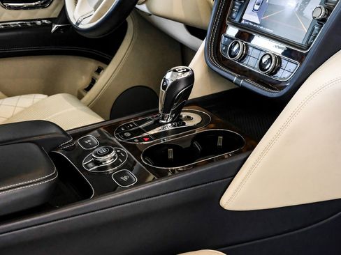 Used 2019 Bentley Bentayga AWD/4WD image 22