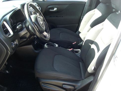 Used 2017 Jeep Renegade Latitude FWD image 21