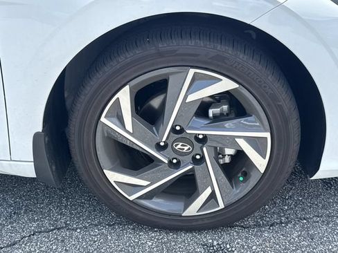 Used 2025 Hyundai Elantra Limited FWD image 12