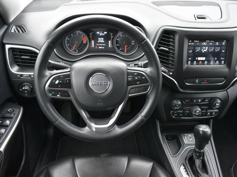 Used 2019 Jeep Cherokee Latitude Plus w/ Comfort/Convenience Group FWD image 15
