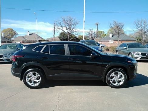 Used 2025 Chevrolet Trax LS w/ LS Convenience Package image 5