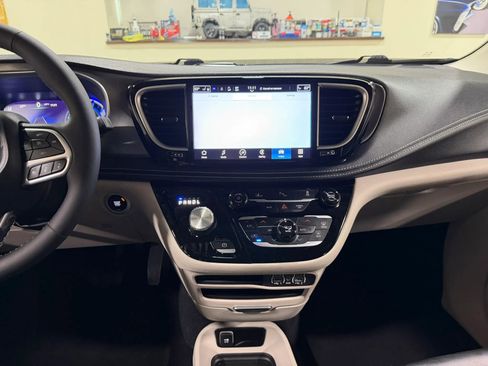 Used 2023 Chrysler Pacifica Touring-L FWD image 55