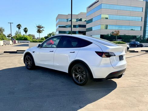 Used 2025 Tesla Model Y Long Range AWD/4WD image 12