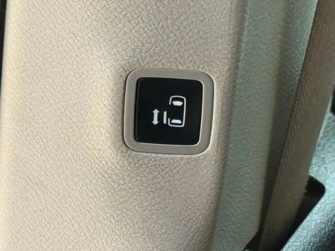 Used 2022 Chrysler Pacifica Touring-L w/ Uconnect Theater Family Group FWD image 17