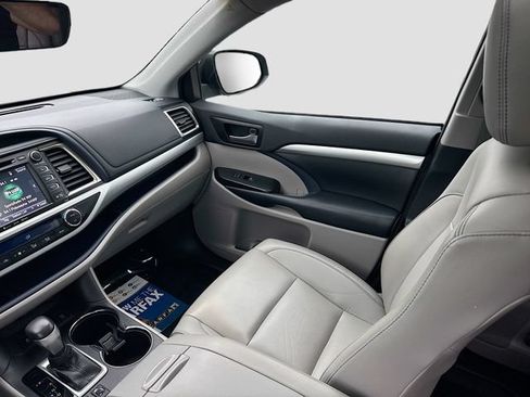Used 2019 Toyota Highlander XLE AWD/4WD image 23