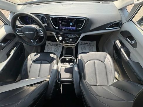 Used 2024 Chrysler Pacifica Touring-L FWD image 29