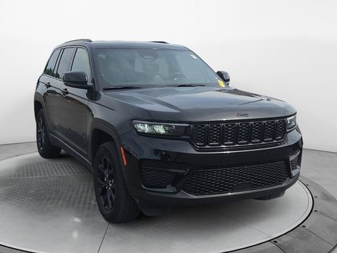 Used 2024 Jeep Grand Cherokee Altitude AWD/4WD image 7