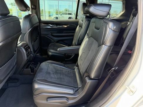 Used 2023 Jeep Grand Cherokee L Laredo image 13