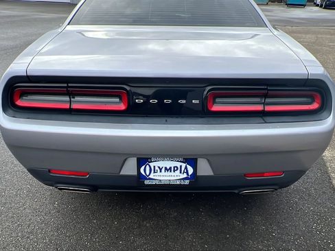 Used 2015 Dodge Challenger SXT image 9
