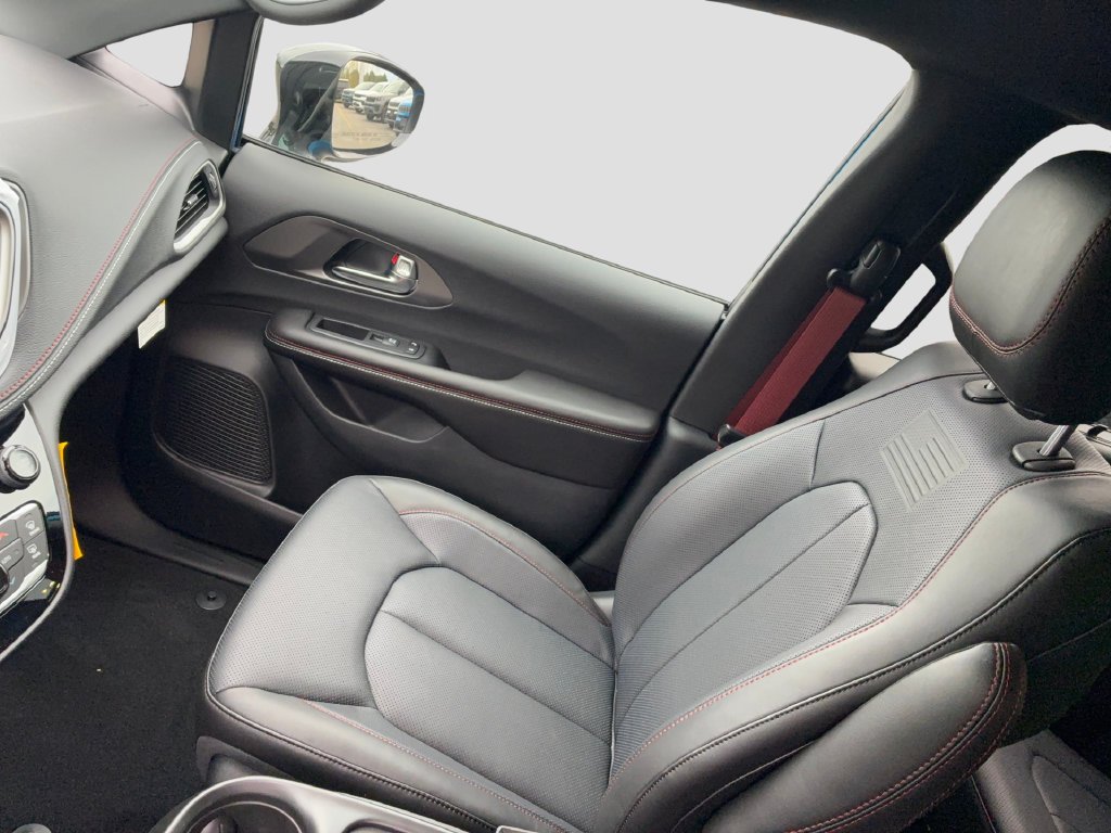 New 2027 Chrysler Pacifica Select AWD/4WD image 16