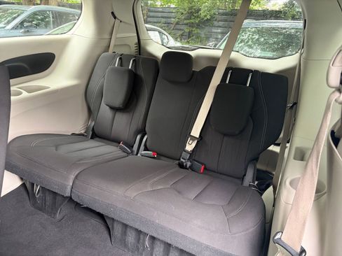 Used 2022 Chrysler Voyager LX FWD image 31
