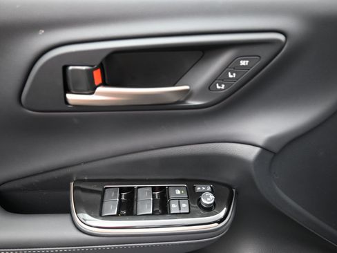 New 2025 Toyota Crown Signia image 6