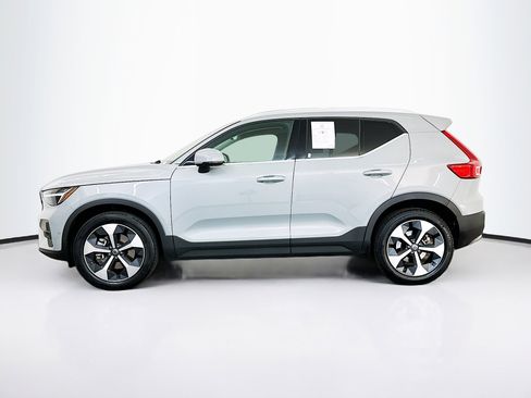 Used 2025 Volvo XC40 B5 Plus image 4