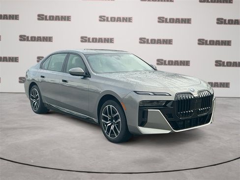 New 2026 BMW 750e xDrive image 7