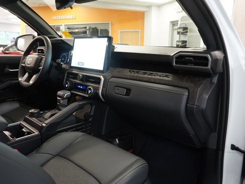 Used 2025 Toyota Tacoma Limited AWD/4WD image 35