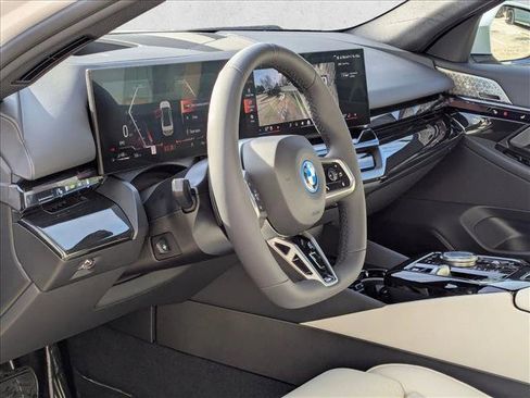 New 2026 BMW 550e xDrive w/ Premium Package image 3