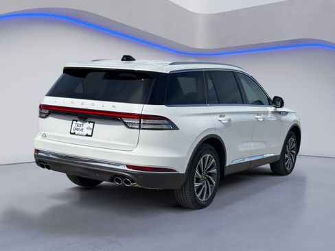 New 2026 Lincoln Aviator AWD image 3