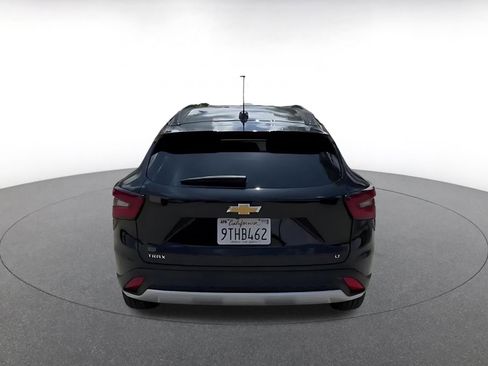 Used 2025 Chevrolet Trax LT FWD image 12