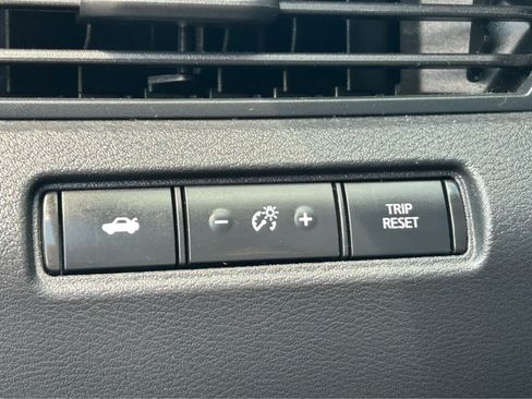 Used 2025 Nissan Altima 2.5 SV FWD image 15