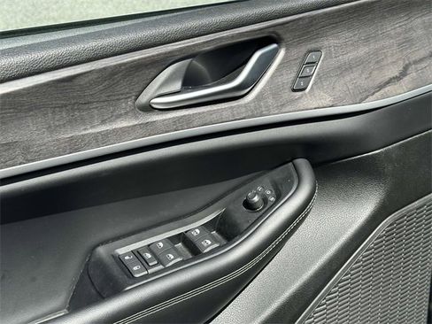 Used 2024 Jeep Grand Cherokee Limited image 28