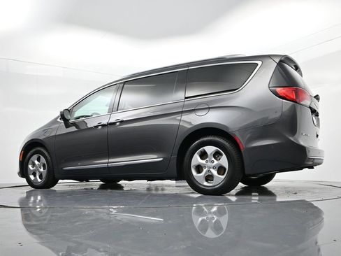 Used 2017 Chrysler Pacifica Platinum image 42