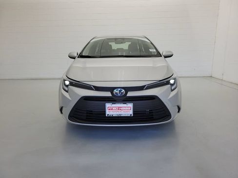 Used 2025 Toyota Corolla LE FWD image 3